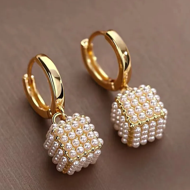 Elégantes boucles d'oreilles en perles cubiques