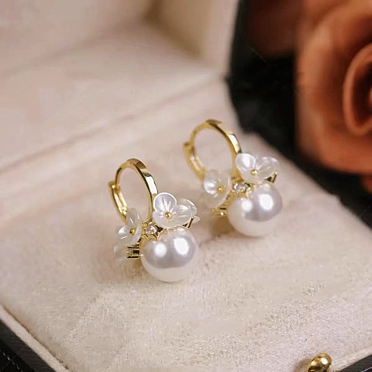 Elégantes boucles d'oreilles en perles avec fleurs