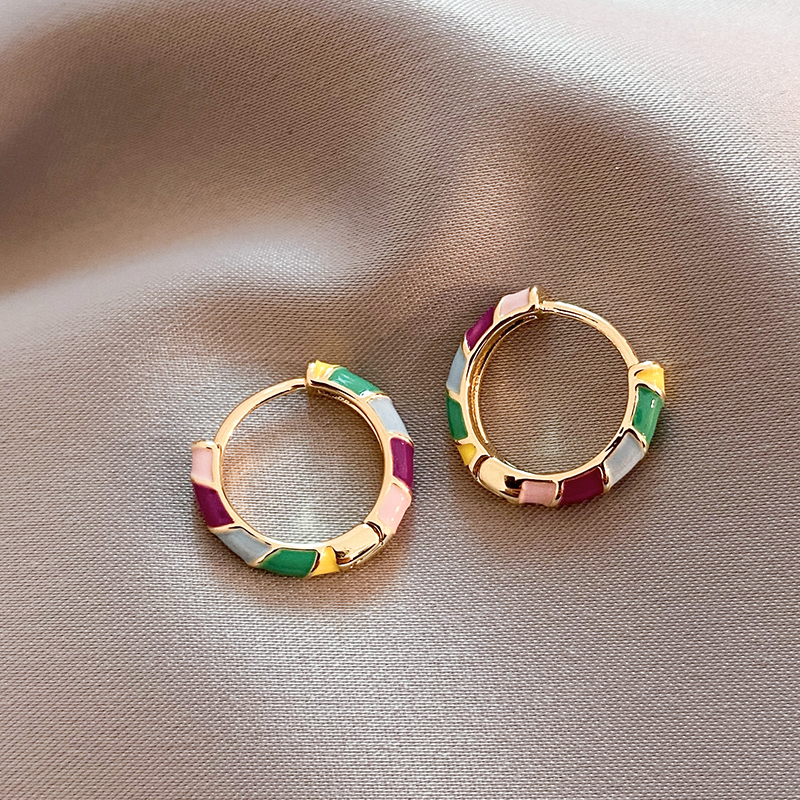 Elégantes boucles d'oreilles avec émail multicolore en or