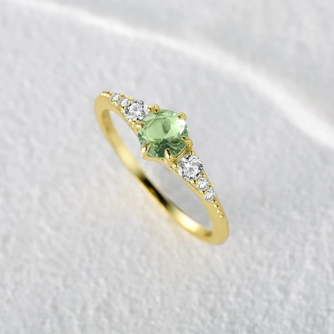 Élégante bague verte avec zircon