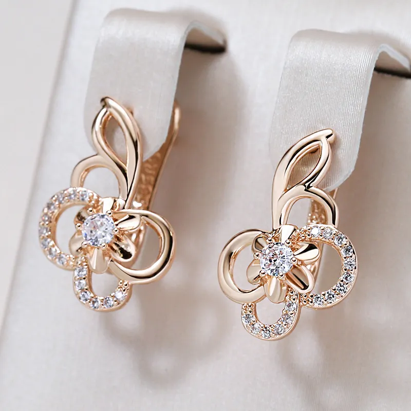 Boucles d'oreilles élégantes en forme de fleur dorée et brillante