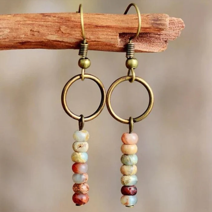 Boucles d'oreilles pendantes en pierres colorées