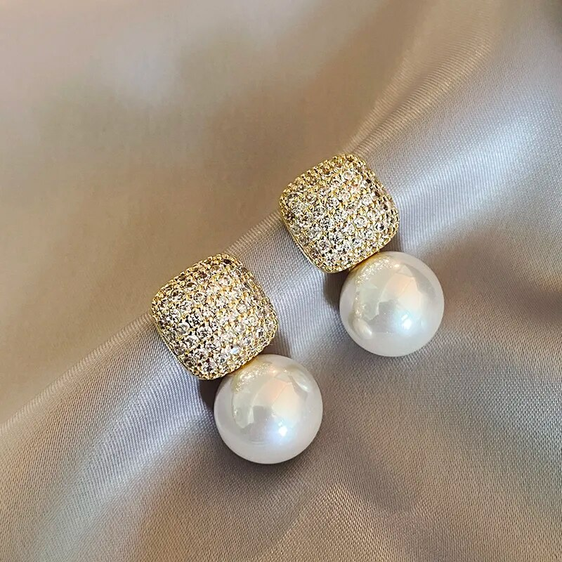 Boucles d'oreilles brillantes avec perles