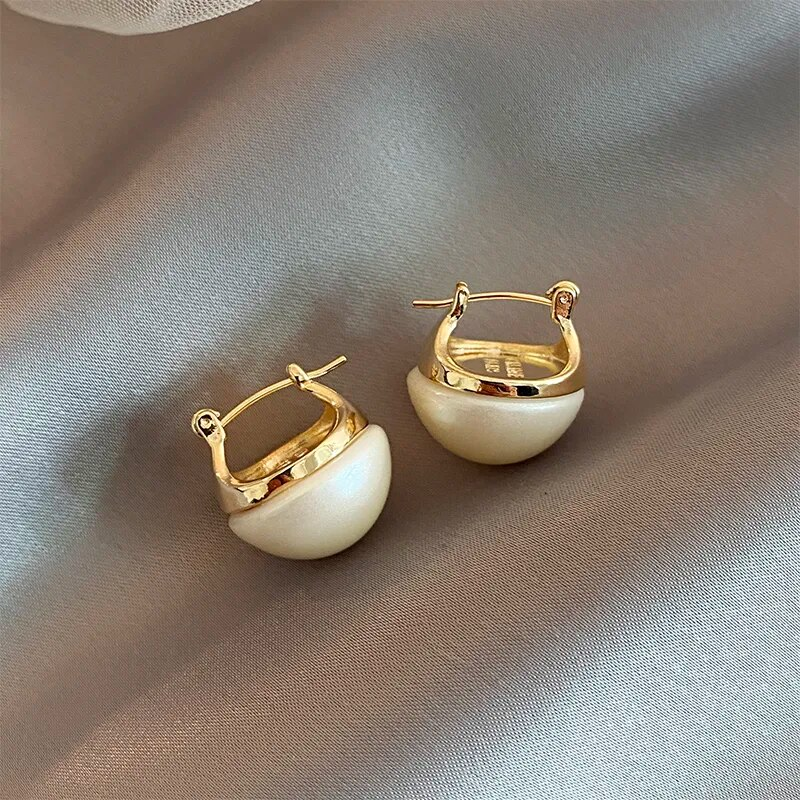 Boucles d'oreilles élégantes blanc doré