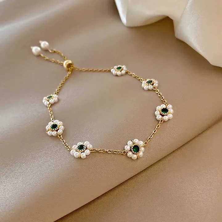 Bracelet marguerite avec cristal vert élégant