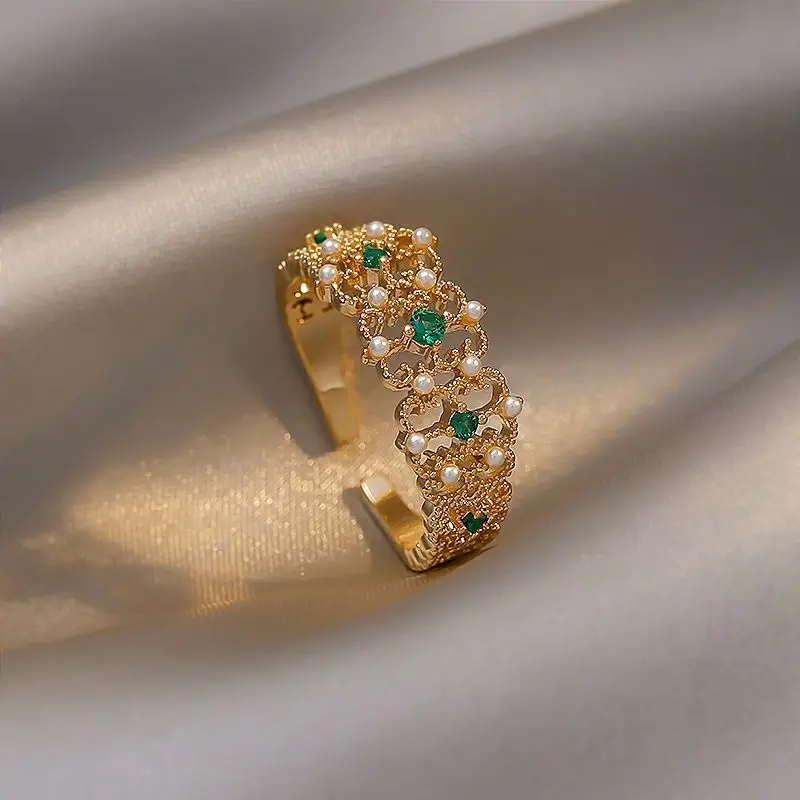 Bague élégante avec perles et zircons verts