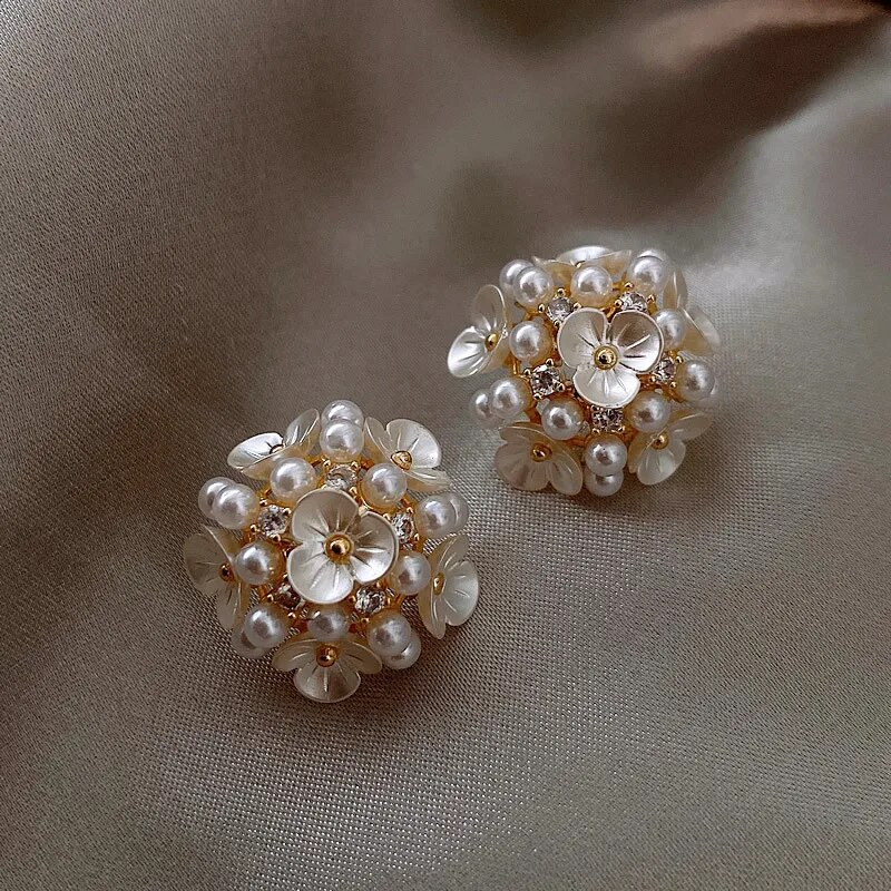 Boucles d'oreilles florales avec perles élégantes