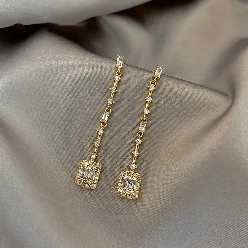 Boucles d'oreilles pendantes élégantes et brillantes