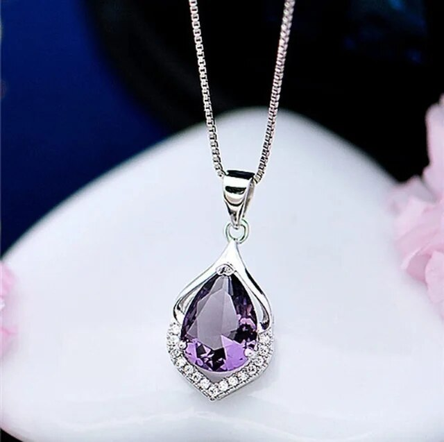 Collier élégant avec cristal violet