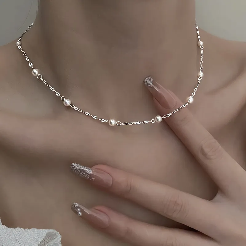 Collier élégant de perles brillantes