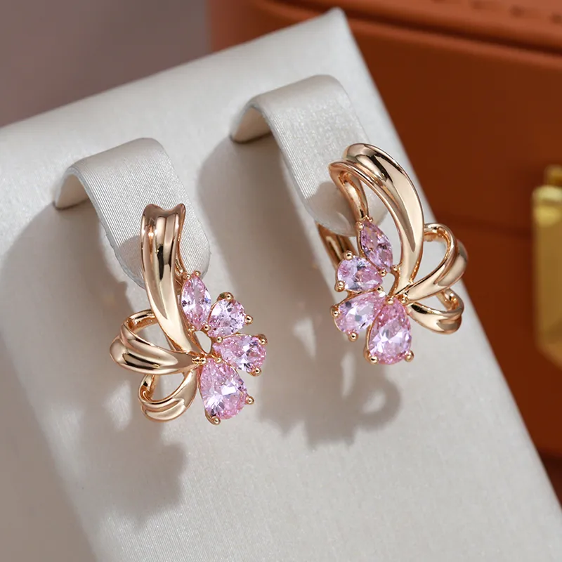 Boucles d'oreilles élégantes avec fleurs en zirconium rose