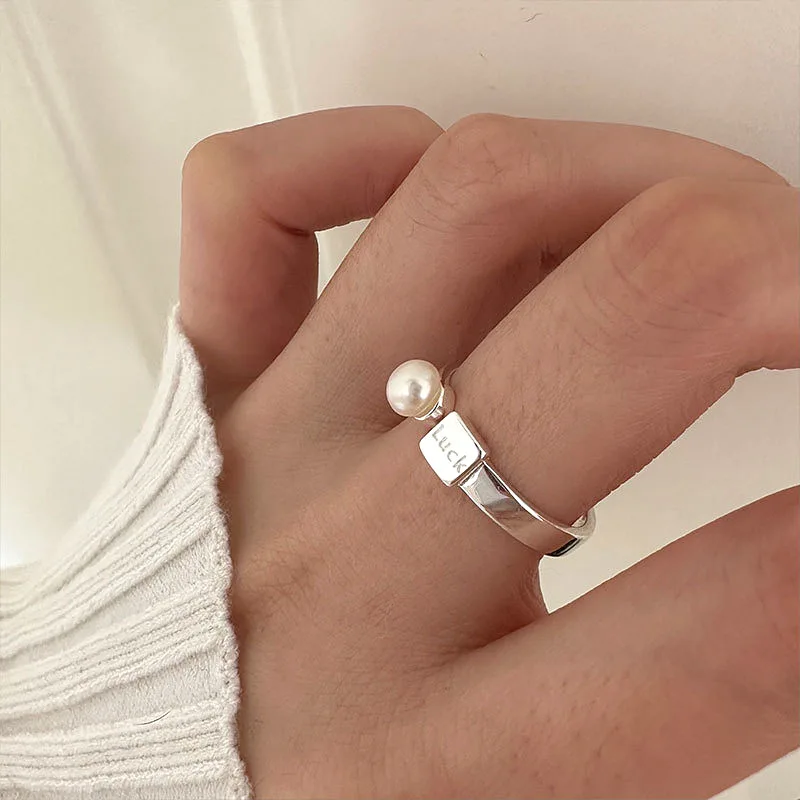 Bague élégante en perles porte-bonheur