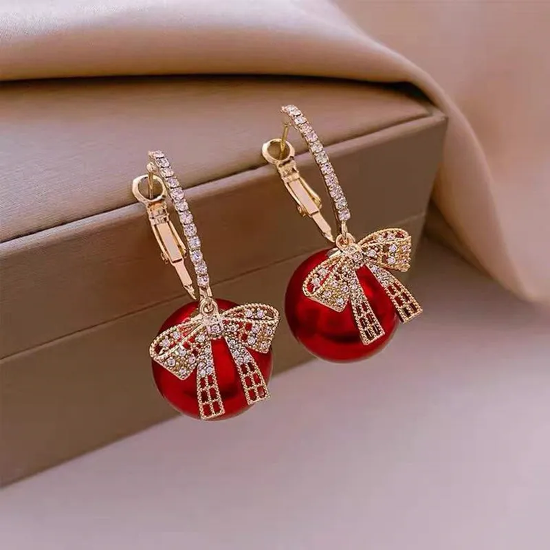 Boucles d'oreilles élégantes en perles rouges et brillantes