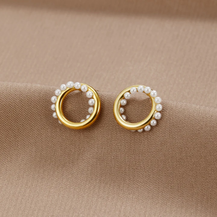 Boucles d'oreilles élégantes en or incrustées de perles