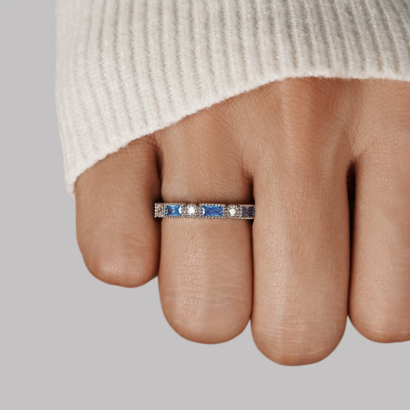 Bague élégante avec incrustations bleues