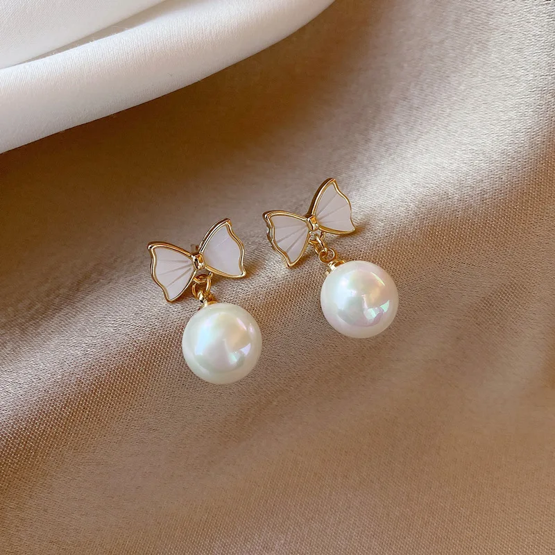 Boucles d'oreilles avec émail blanc et perles élégantes