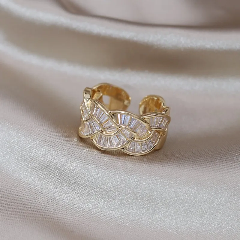 Bague torsadée avec zirconias incrustés