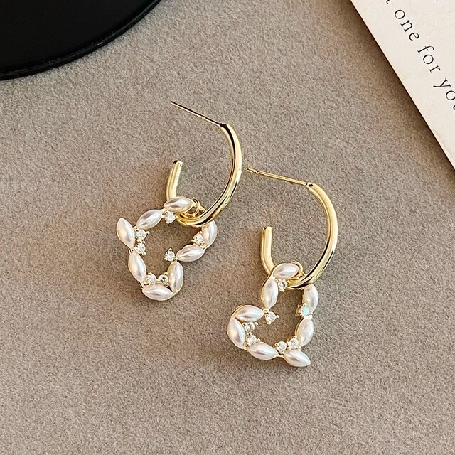 Boucles d'oreilles élégantes en forme de cœur noué blanc