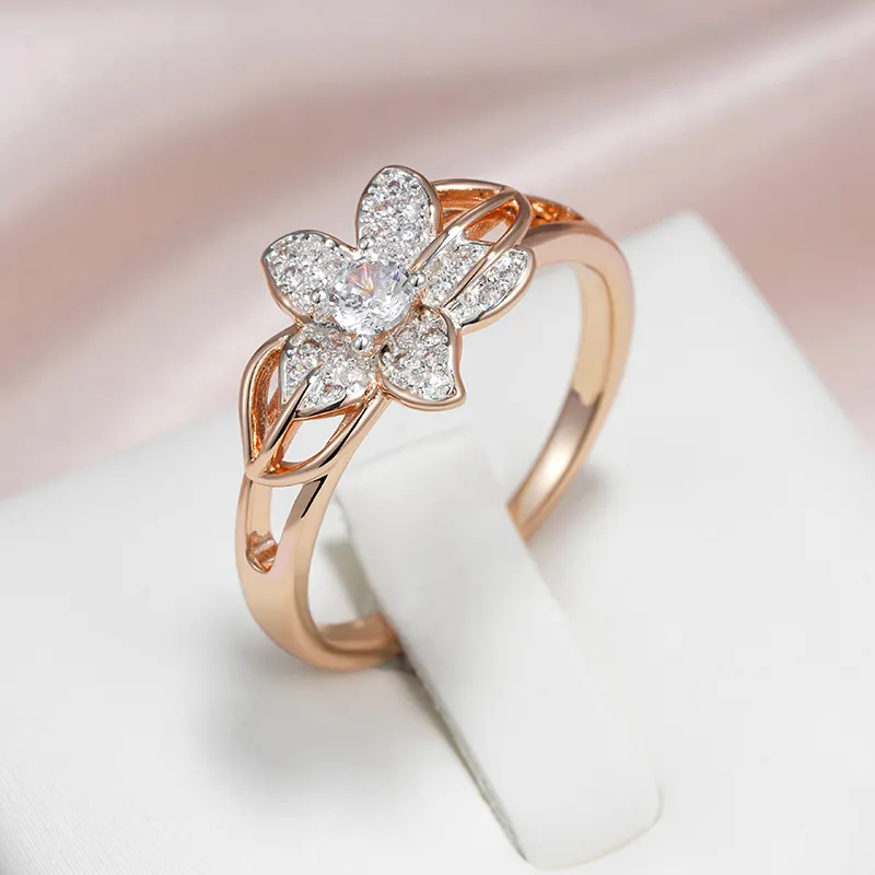 Bague élégante en forme de fleur brillante