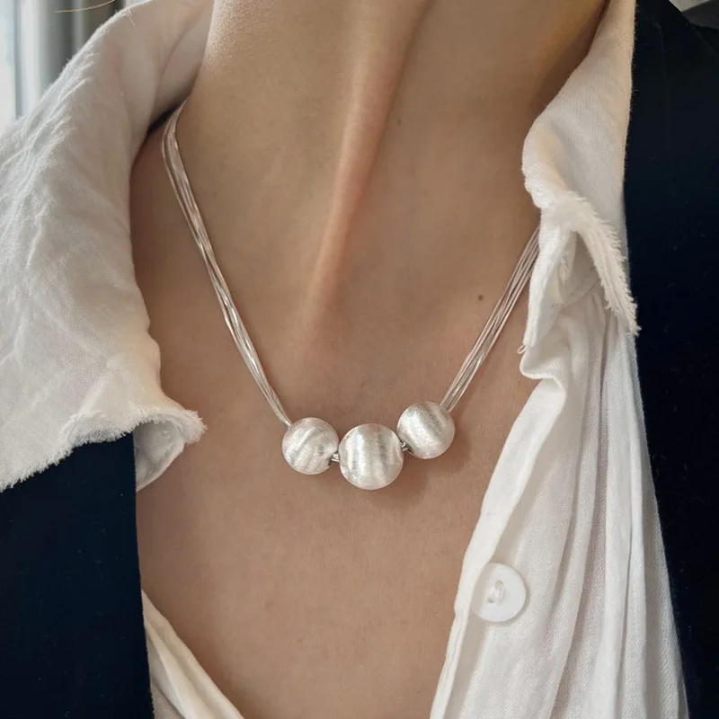 Collier élégant en pierre blanche