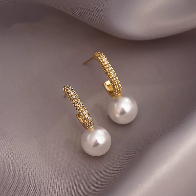 Boucles d'oreilles élégantes en perles d'or brillantes