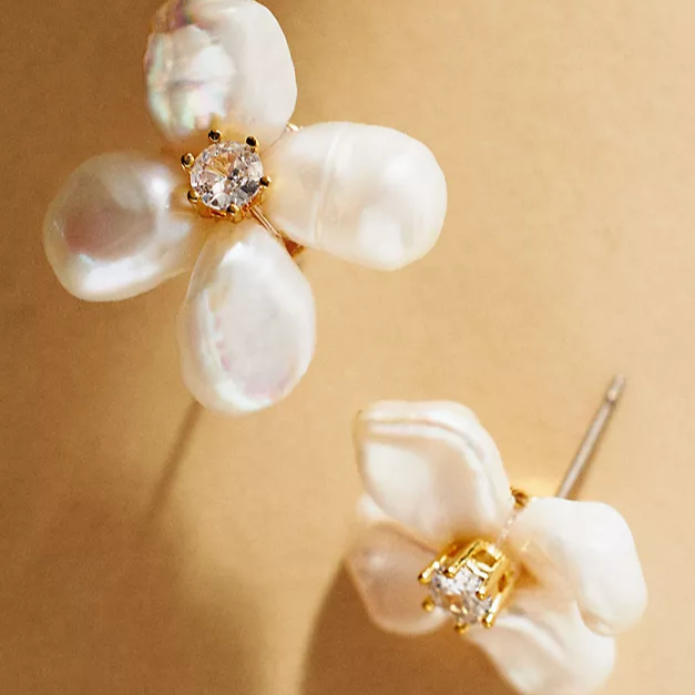 Boucles d'oreilles élégantes en forme de pétales blancs