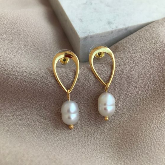 Boucles d'oreilles élégantes en perles creuses dorées