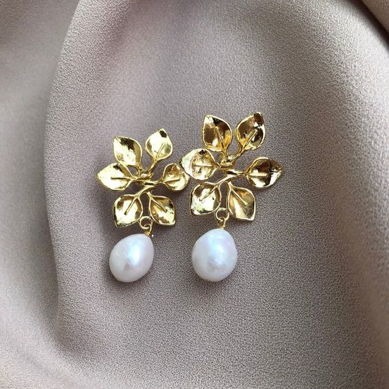 Boucles d'oreilles élégantes en perles d'or à feuilles brillantes