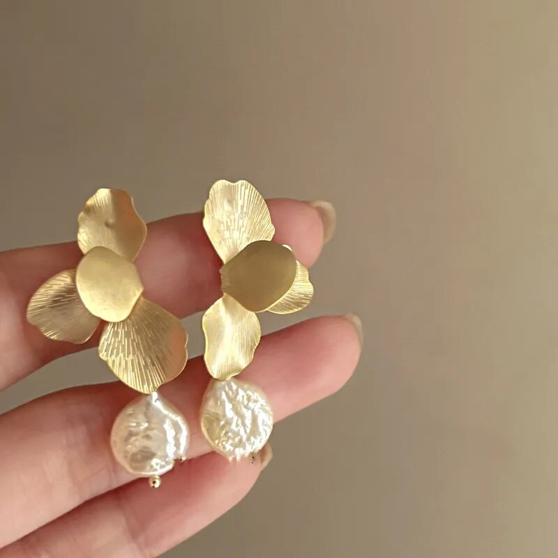 Boucles d'oreilles élégantes en perles baroques à pétales d'or