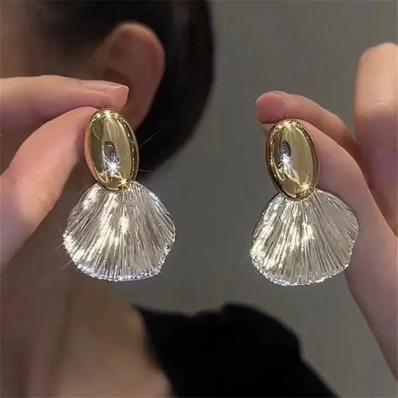 Boucles d'oreilles élégantes en or en forme de coquillage brillant