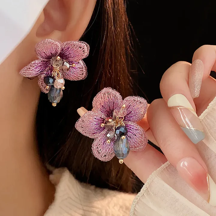 Boucles d'oreilles élégantes et brillantes en forme de fleurs sauvages