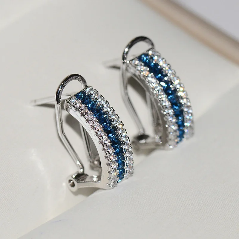 Boucles d'oreilles élégantes en argent avec cristaux bleus