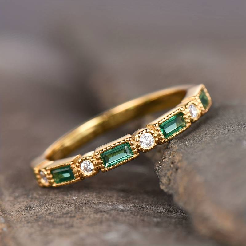 Bague vintage en or avec zircon vert incrusté