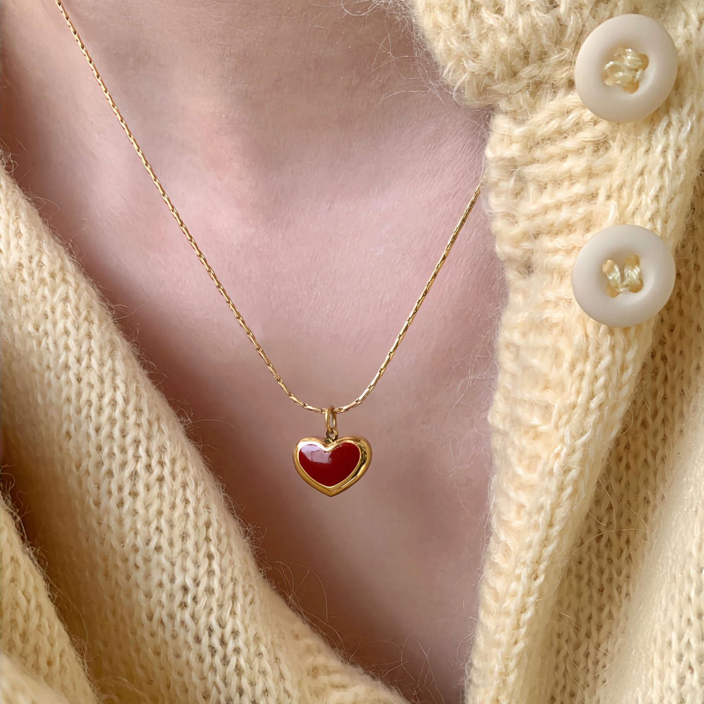 Collier élégant en or avec cœur rouge