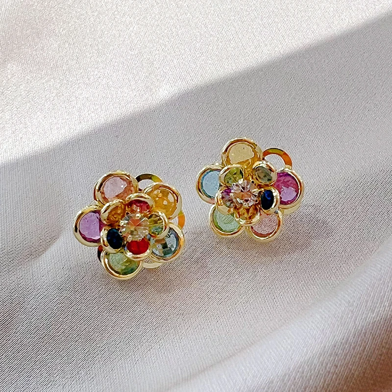 Boucles d'oreilles élégantes en fleurs de cristal colorées