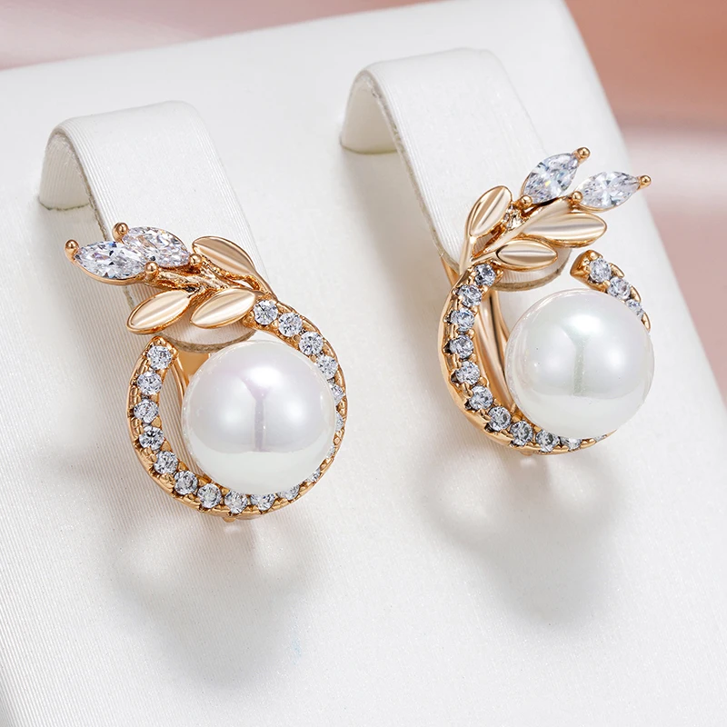 Boucles d'oreilles élégantes en plaqué or avec perles brillantes