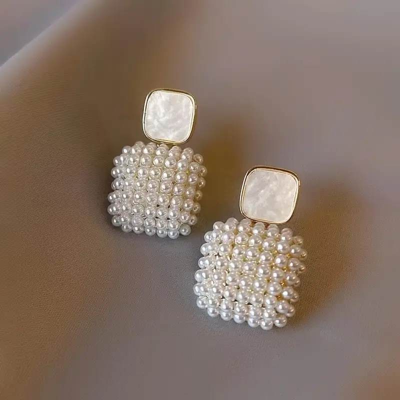 Elégantes boucles d'oreilles carrées avec perles incrustées