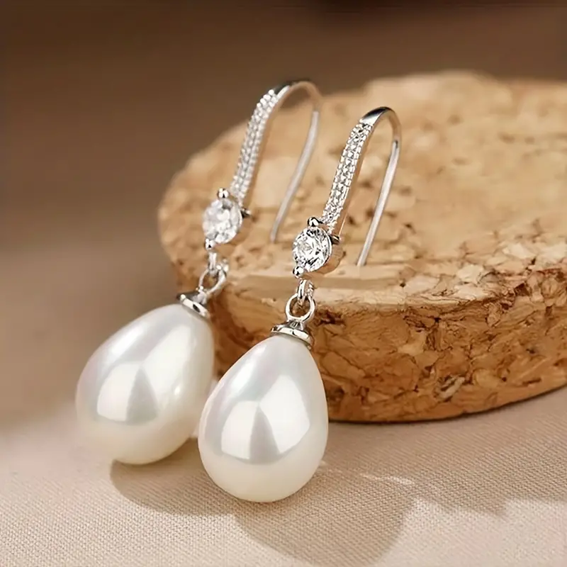 Boucles d'oreilles élégantes en perles avec diamants brillants